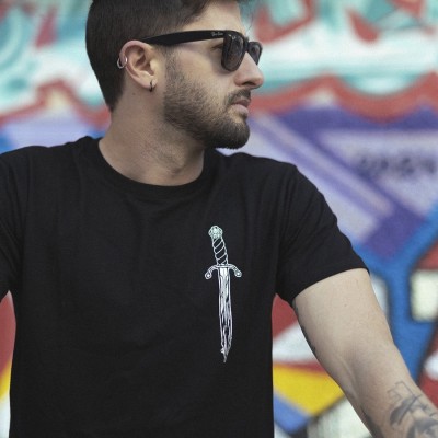 Camiseta Our leaders won´t save us Negra  - FREELIFE