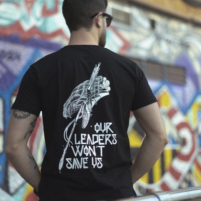 Camiseta Our leaders won´t save us Negra  - FREELIFE