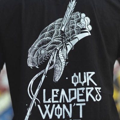 Camiseta Our leaders won´t save us Negra  - FREELIFE