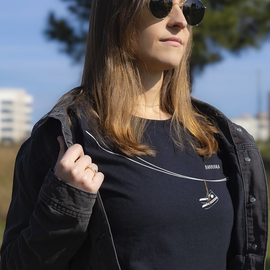 Camiseta zapatillas colgadas Entallada - Barrioka