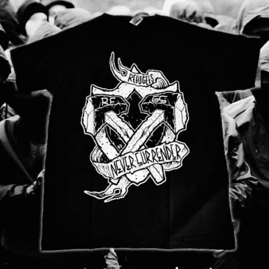 Camiseta Never Surrender Black - Refugees Clothing